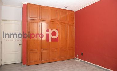 AMPLIA Y ELEGANTE CASA EN VENTA CON JARDÍN EN LOMAS QUEBRADAS