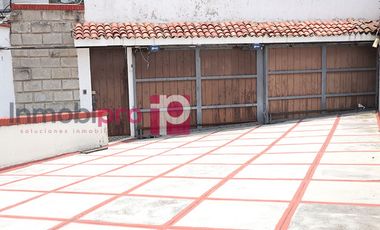 AMPLIA Y ELEGANTE CASA EN VENTA CON JARDÍN EN LOMAS QUEBRADAS