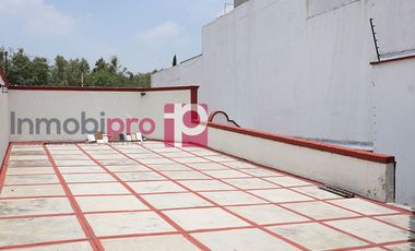 AMPLIA Y ELEGANTE CASA EN VENTA CON JARDÍN EN LOMAS QUEBRADAS