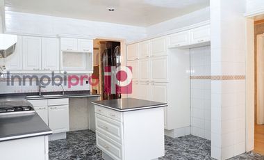 AMPLIA Y ELEGANTE CASA EN VENTA CON JARDÍN EN LOMAS QUEBRADAS