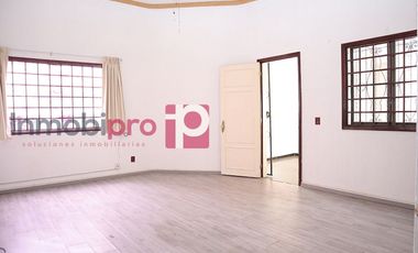 AMPLIA Y ELEGANTE CASA EN VENTA CON JARDÍN EN LOMAS QUEBRADAS