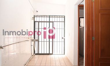 AMPLIA Y ELEGANTE CASA EN VENTA CON JARDÍN EN LOMAS QUEBRADAS