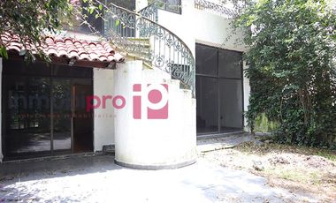 AMPLIA Y ELEGANTE CASA EN VENTA CON JARDÍN EN LOMAS QUEBRADAS