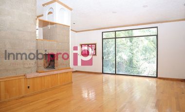 AMPLIA Y ELEGANTE CASA EN VENTA CON JARDÍN EN LOMAS QUEBRADAS