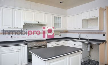 AMPLIA Y ELEGANTE CASA EN VENTA CON JARDÍN EN LOMAS QUEBRADAS