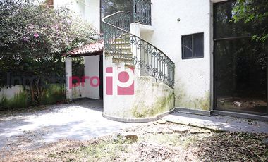 AMPLIA Y ELEGANTE CASA EN VENTA CON JARDÍN EN LOMAS QUEBRADAS