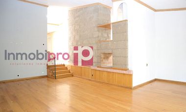 AMPLIA Y ELEGANTE CASA EN VENTA CON JARDÍN EN LOMAS QUEBRADAS