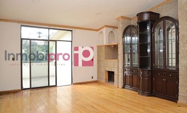 AMPLIA Y ELEGANTE CASA EN VENTA CON JARDÍN EN LOMAS QUEBRADAS