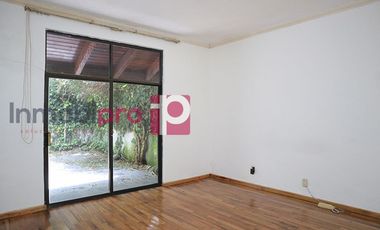 AMPLIA Y ELEGANTE CASA EN VENTA CON JARDÍN EN LOMAS QUEBRADAS