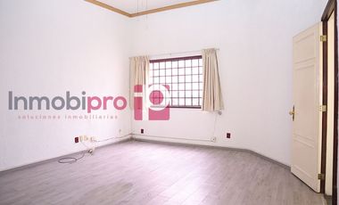 AMPLIA Y ELEGANTE CASA EN VENTA CON JARDÍN EN LOMAS QUEBRADAS