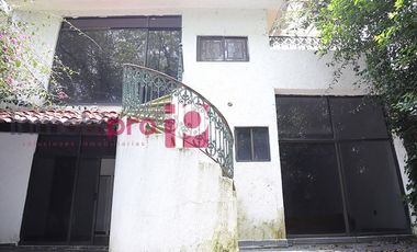 AMPLIA Y ELEGANTE CASA EN VENTA CON JARDÍN EN LOMAS QUEBRADAS