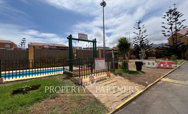 Amplia casa esquina en condominio