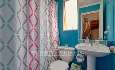 Amplia casa esquina en condominio