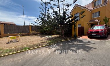 Amplia casa esquina en condominio