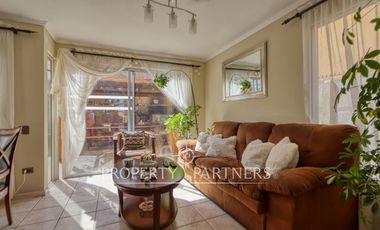 Amplia casa esquina en condominio