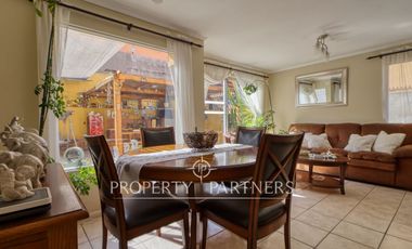 Amplia casa esquina en condominio