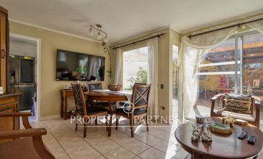 Amplia casa esquina en condominio