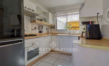 Amplia casa esquina en condominio