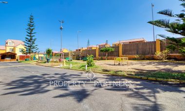 Amplia casa esquina en condominio