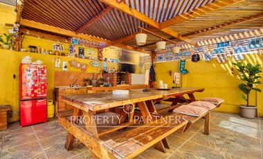 Amplia casa esquina en condominio