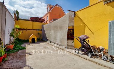 Amplia casa esquina en condominio