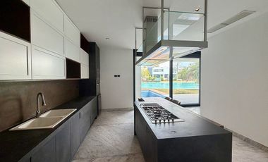 Casa en Renta  en la privada Kanha frente al lago en el Yucatán Country Club
