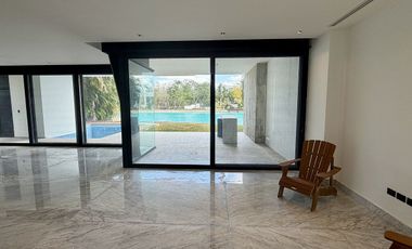 Casa en Renta  en la privada Kanha frente al lago en el Yucatán Country Club