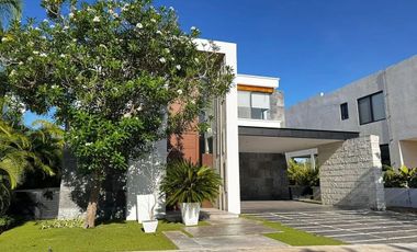 Casa en Renta  en la privada Kanha frente al lago en el Yucatán Country Club