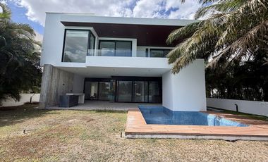 Casa en Renta  en la privada Kanha frente al lago en el Yucatán Country Club