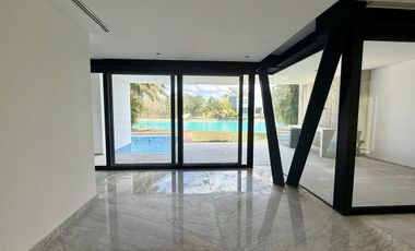 Casa en Renta  en la privada Kanha frente al lago en el Yucatán Country Club