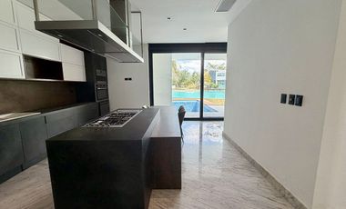Casa en Renta  en la privada Kanha frente al lago en el Yucatán Country Club