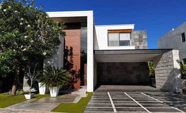 Casa en Renta  en la privada Kanha frente al lago en el Yucatán Country Club