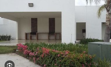Casa en renta en santa fe juriquilla 3 rec y sala de tv.