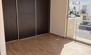 Casa en renta en santa fe juriquilla 3 rec y sala de tv.