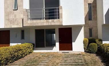 Casa en renta en santa fe juriquilla 3 rec y sala de tv.