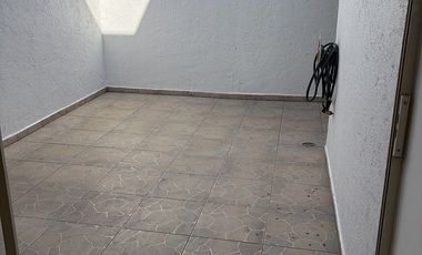 Casa en renta en santa fe juriquilla 3 rec y sala de tv.