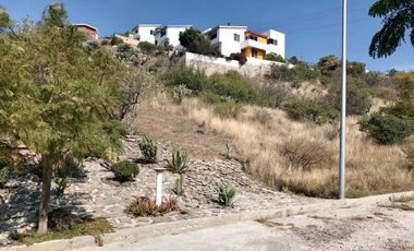 Terreno en Venta en calle cerrada con 2 frentes, Loma Dorada Queretaro