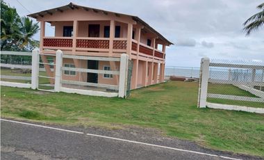 Vendo Casa y terreno frente al Mar - Nombre de Dios - Colon - M.M