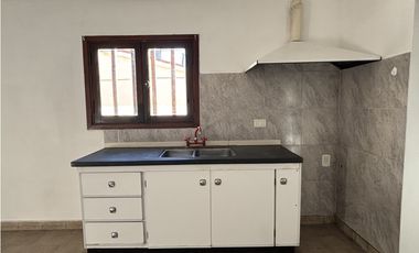 SE ALQUILA CASA 2 DORM EN BARRIO SOL DE MAYO