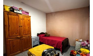 SE VENDE CASA DOS DORM. SOBRE CALLE ALEM - ALMAFUERTE