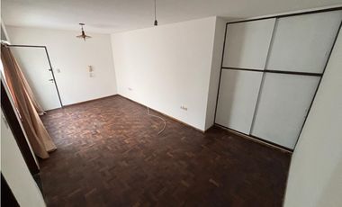 ALQUILER -  MONOAMBIENTE CON COCINA SEPARADA - B° ALBERDI