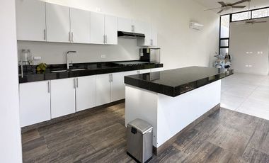 Casa en Venta en conkal una sola planta equipada y con paneles solares