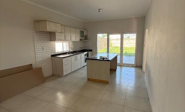 VENTA CASA A ESTRENAR - Barrio Oeste, Esperanza.-