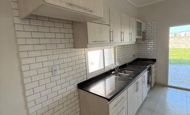 VENTA CASA A ESTRENAR - Barrio Oeste, Esperanza.-