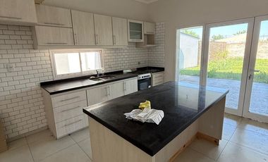 VENTA CASA A ESTRENAR - Barrio Oeste, Esperanza.-