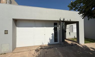 VENTA CASA A ESTRENAR - Barrio Oeste, Esperanza.-