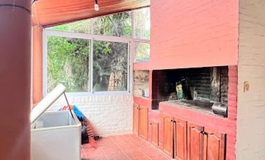 EN VENTA CASA BARRIO SUR - CON QUINCHO Y PILETA