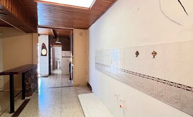 EN VENTA CASA BARRIO SUR - CON QUINCHO Y PILETA