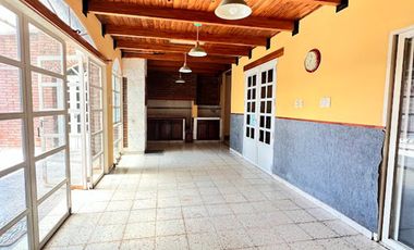 EN VENTA CASA BARRIO SUR - CON QUINCHO Y PILETA