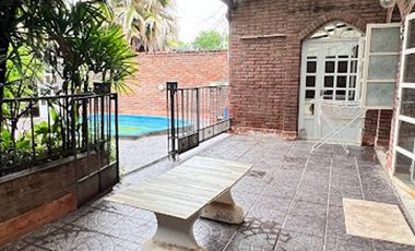 EN VENTA CASA BARRIO SUR - CON QUINCHO Y PILETA